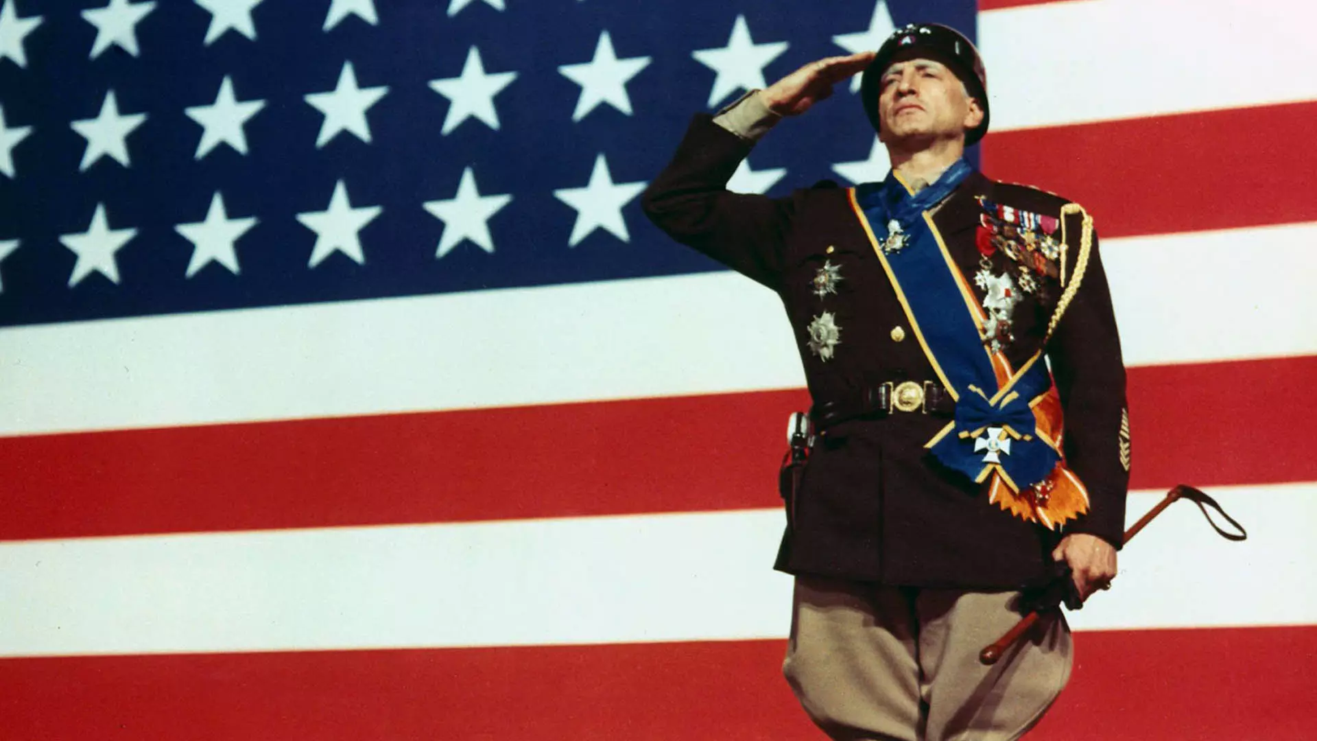 جورج سی اسکات با احترام نظامی مقابل پرچم آمریکا در فیلم Patton