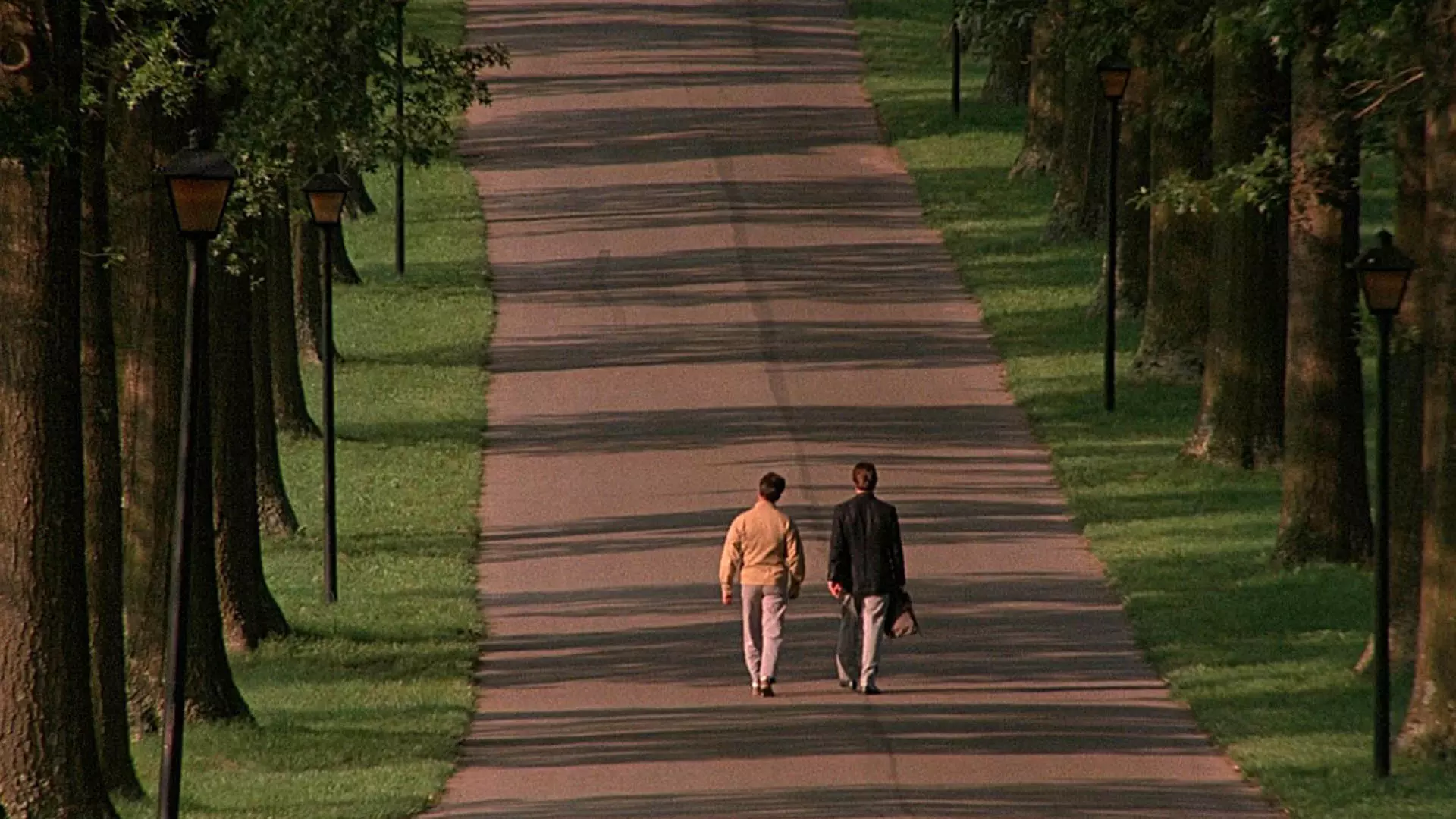 داستین هافمن و تام کروز درحال راه رفتن در فیلم Rain Man