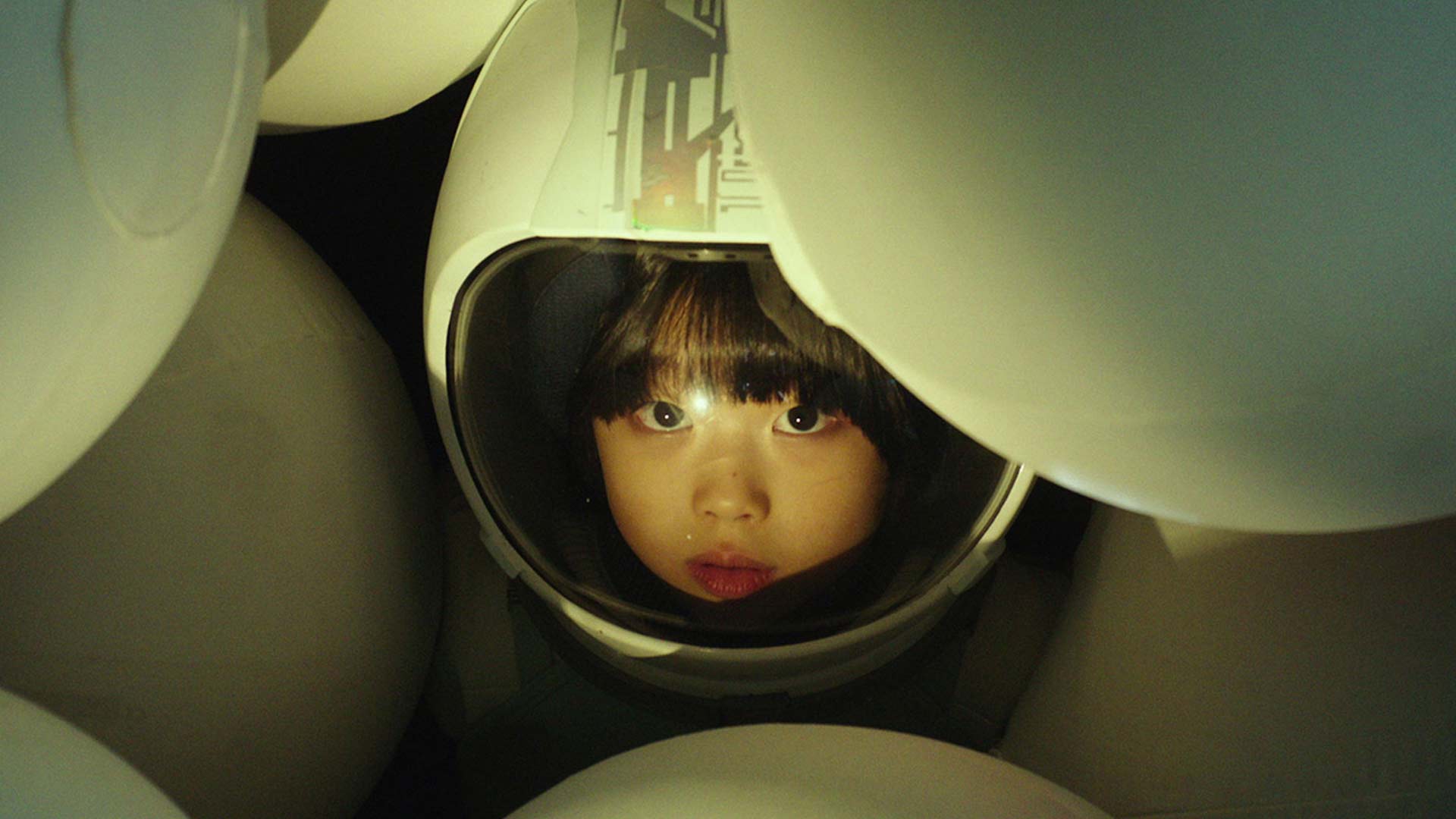 کودک در حال تماشا کردن فضا در فیلم رفتگران فضایی