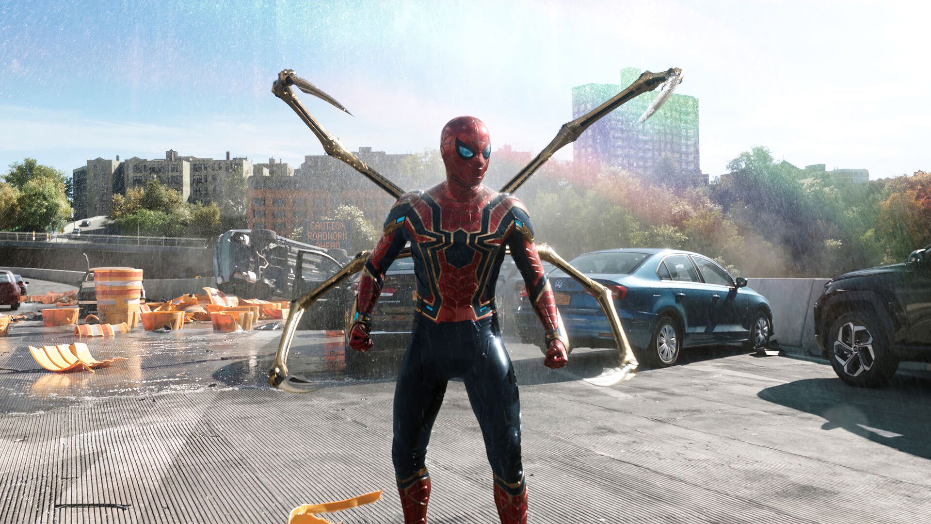 مرد عنکبوتی با لباس آیرون اسپایدر در بزرگراه در فیلم Spider-Man: No Way Home