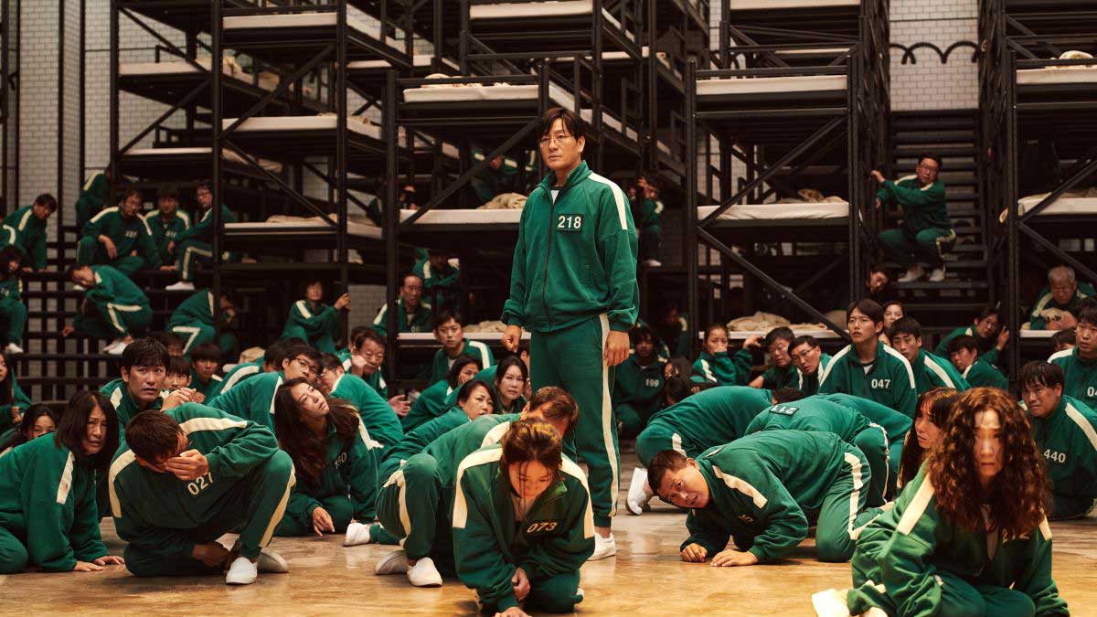 بازیکن‌ها با لباس سبز روی زمین در سریال کره ای Squid Game