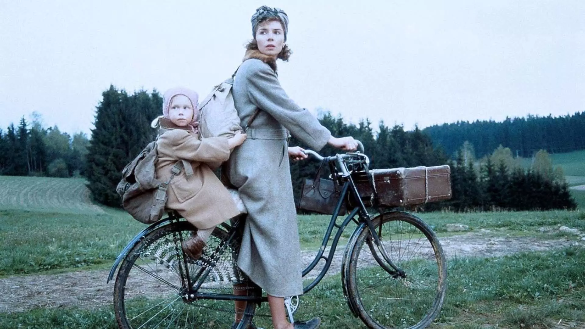 دانا واورووا به همراه یک کودک در فیلم stalingrad روی دوچرخه نشسته است