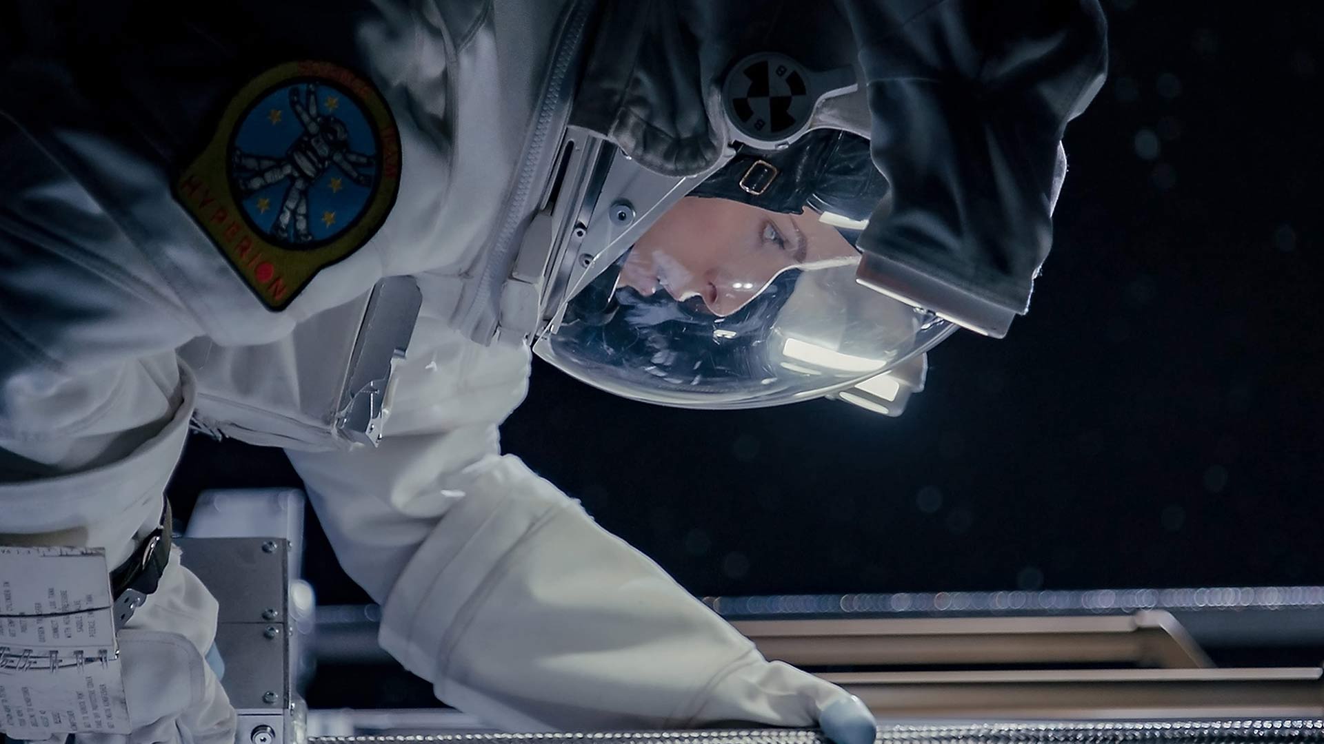 فضانورد در حال ترمیم دریچه اکسیژن در فیلم مسافر قاچاق