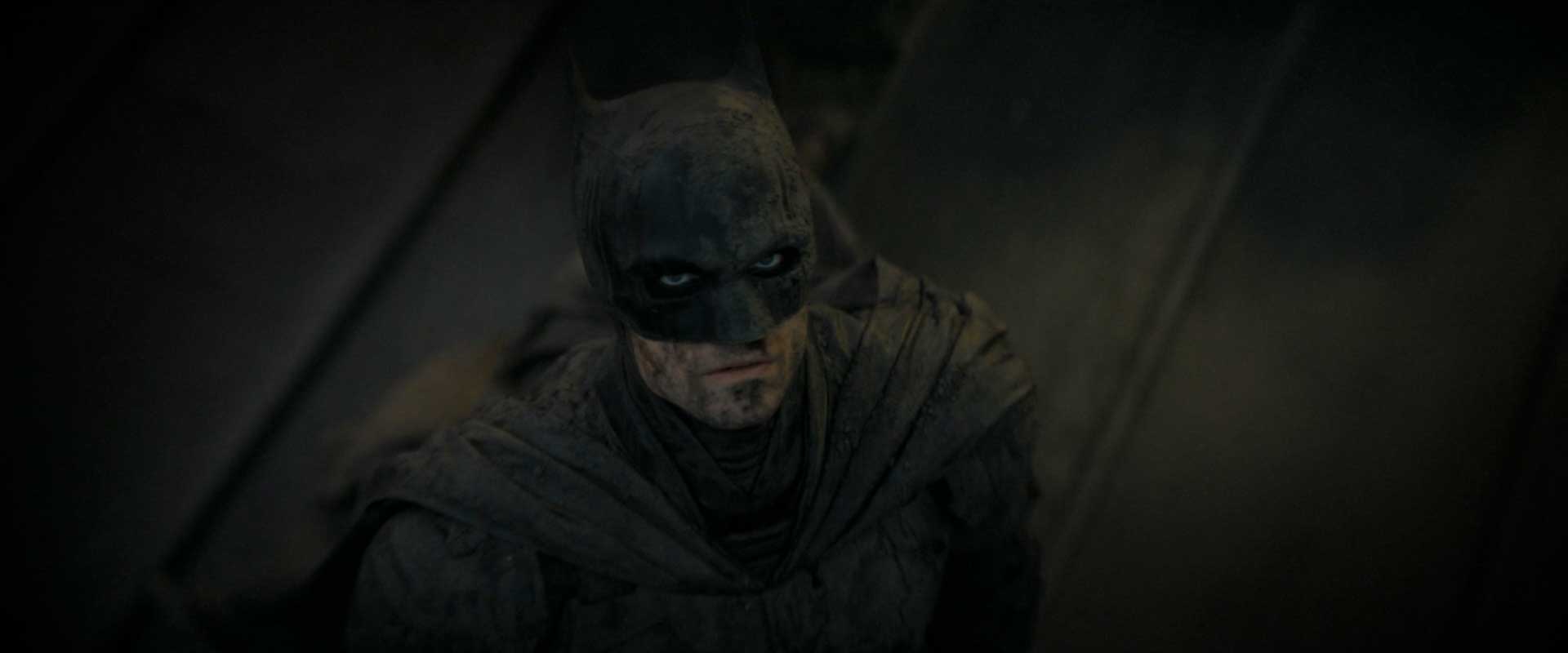 بتمن با صورت آلوده در فیلم The Batman، محصول سال ۲۰۲۲ میلادی