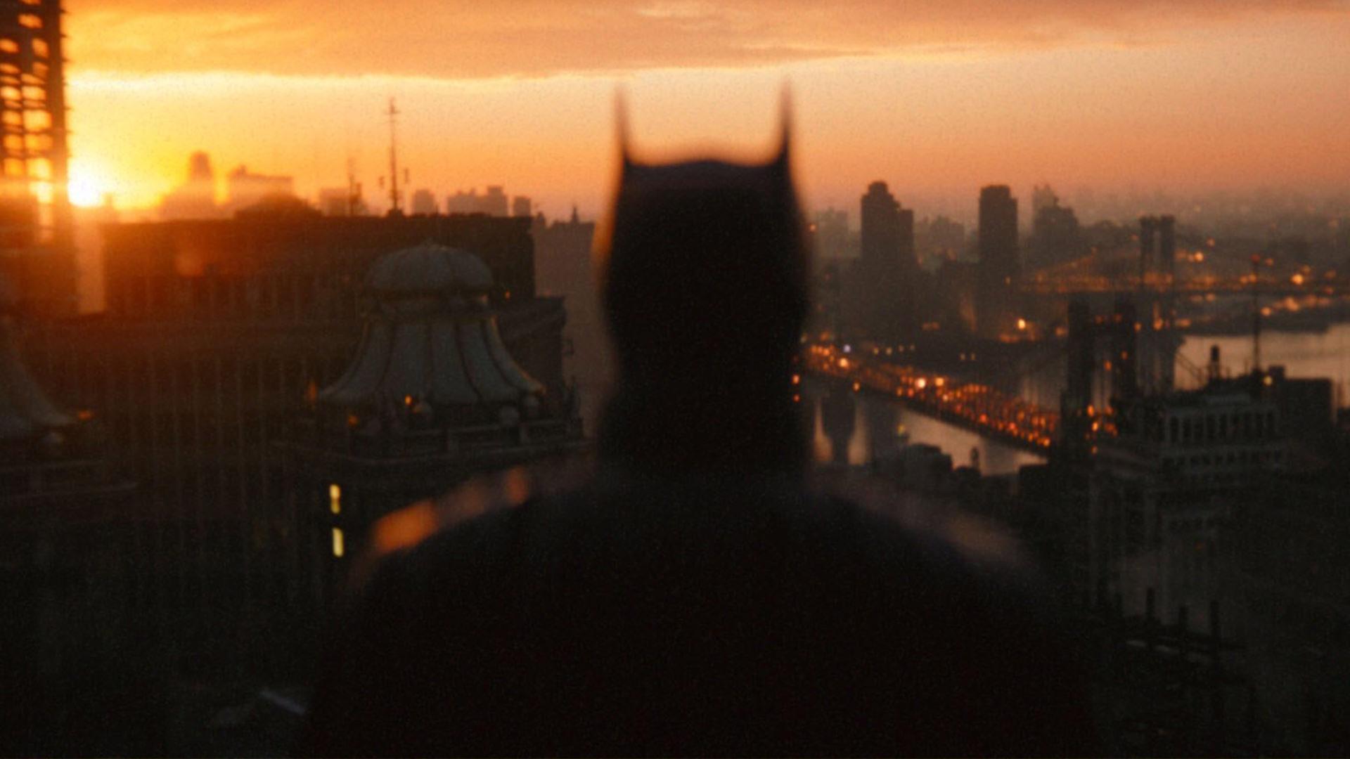 رابرت پتینسون در نقش بتمن در حال تماشا کردن شهر گاتهام در فیلم The Batman