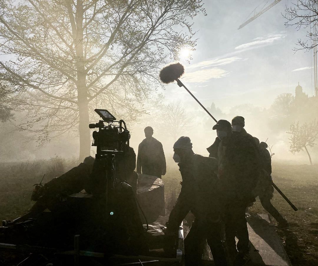 اندی موشیاتی و اعضای تیم تولید فیلم فلش در حال فیلمبرداری در آخرین روز فیلمبرداری فیلم The Flash