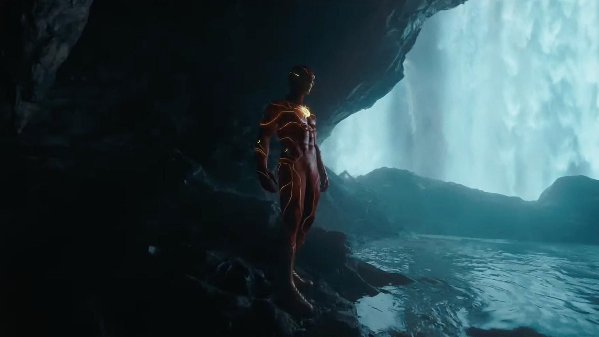 ازرا میلر در نقش فلش در غار بتمن در فیلم The Flash