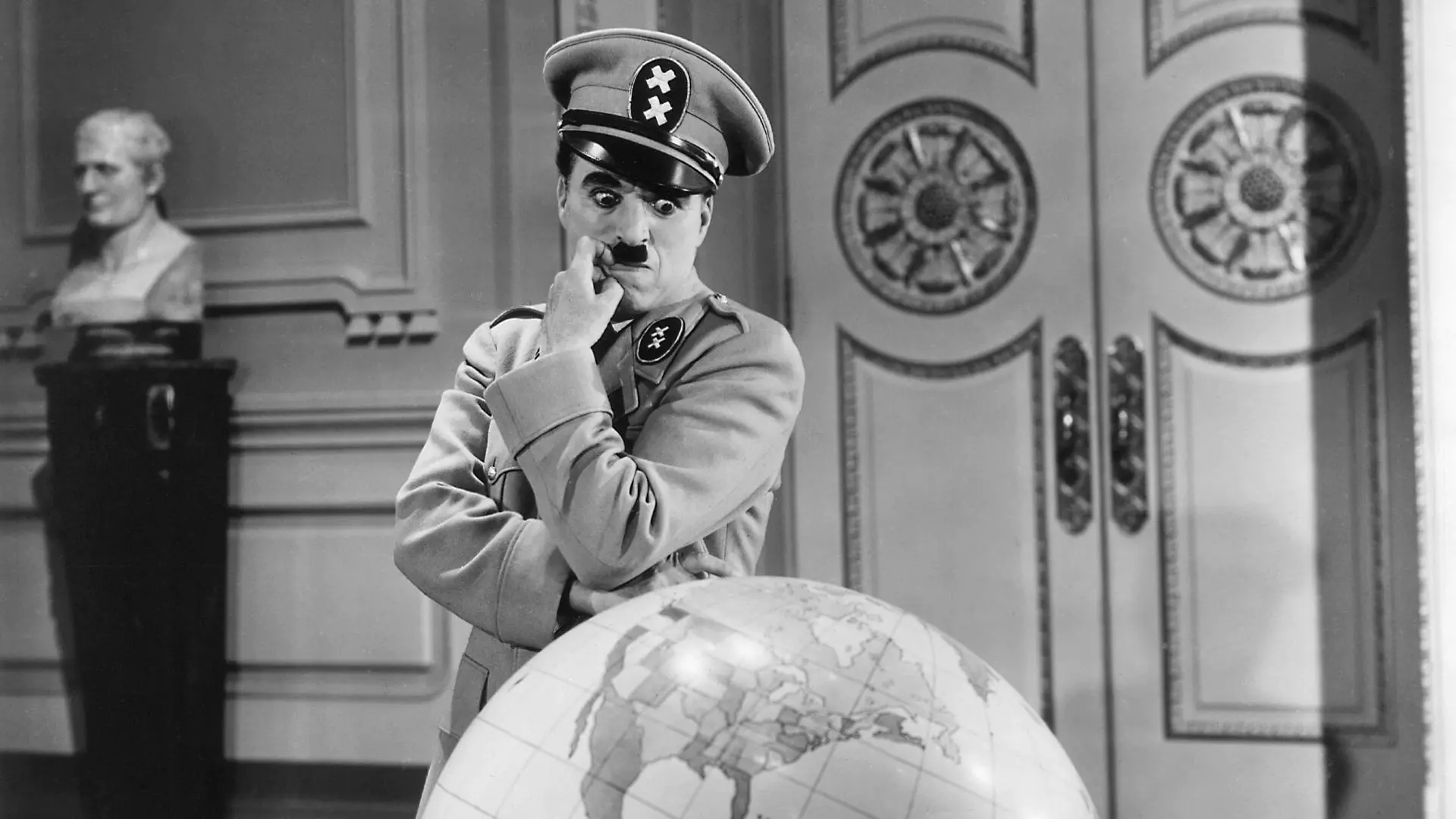 چارلی چاپلین در حال نگاه کردن به کره زمین در فیلم The Great Dictator