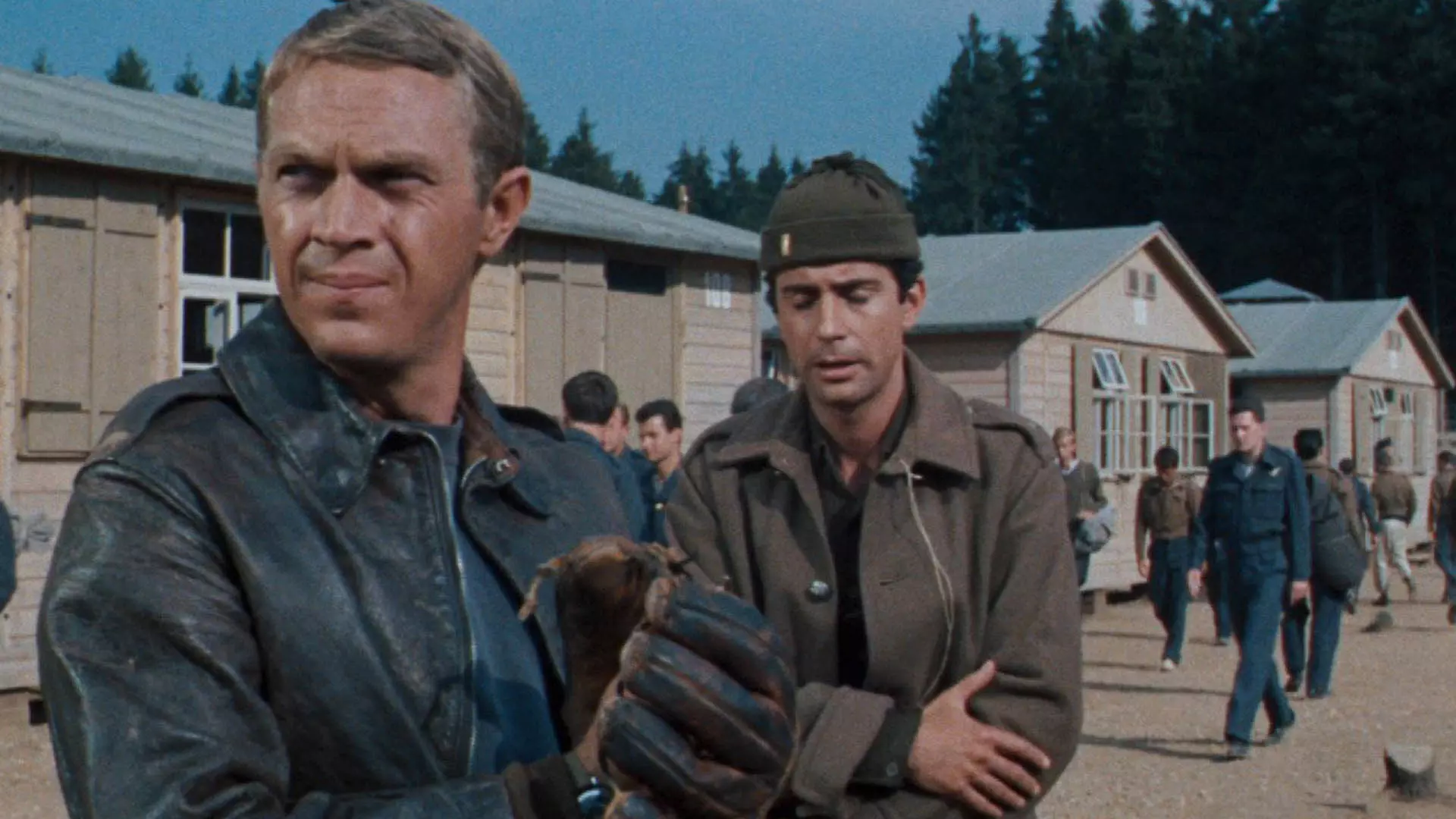 استیو مک‌کویین به همراه سربازان دیگر در کمپ در فیلم The Great Escape