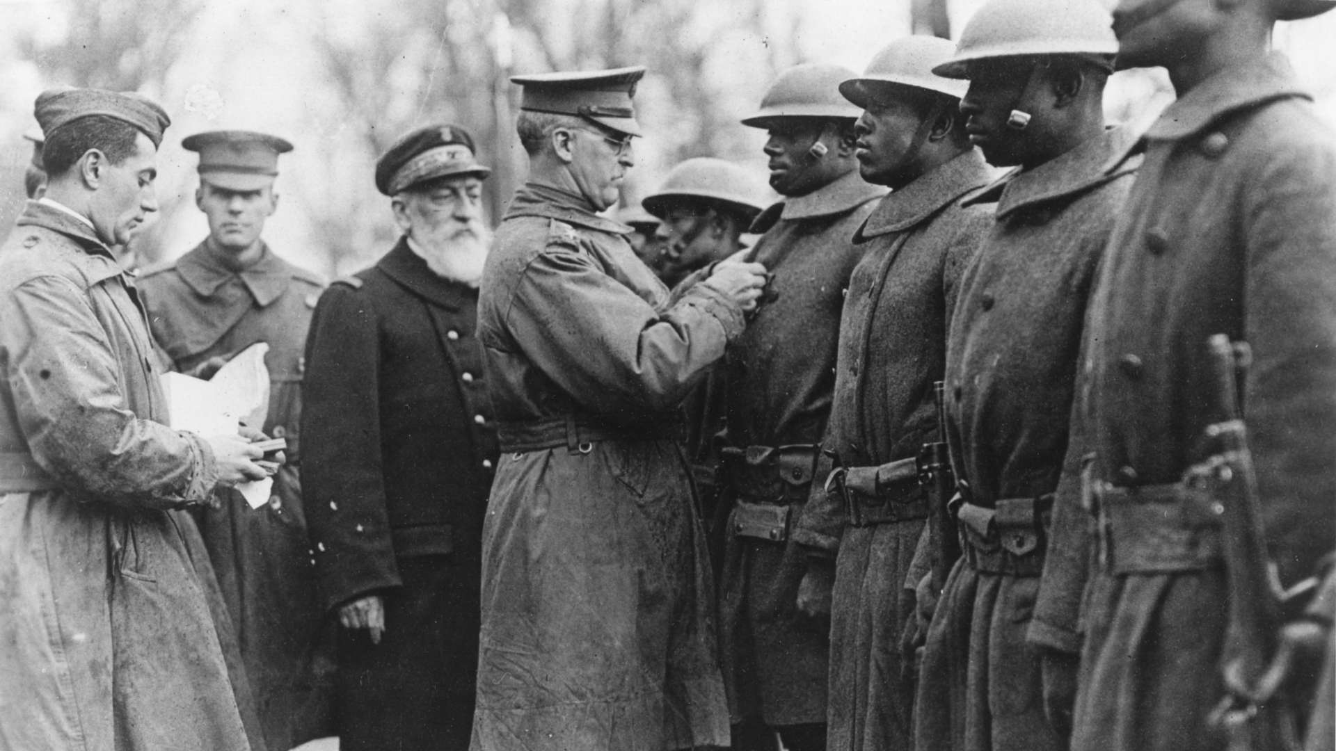 فرمانده در حال نشان زدن به سربازان سیاه پوست در فیلم The Harlem Hellfighters' Great War