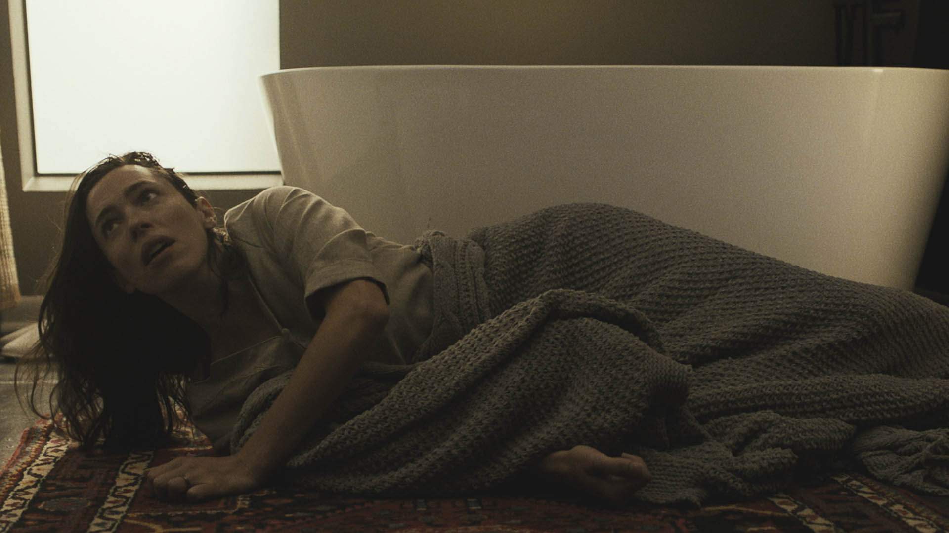 ربکا هال در فیلم The Night House با وحشت مرگ روبه‌رو می‌شود