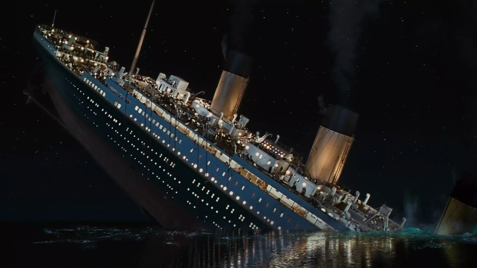 تصویری از کشتی تایتانیک در حال غرق شدن در فیلم Titanic
