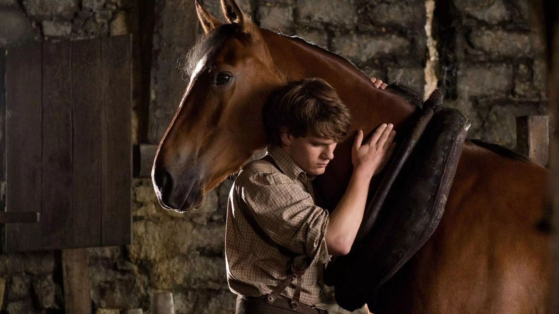 جرمی ایروین در فیلم War Horse اسبی را بغل کرده است