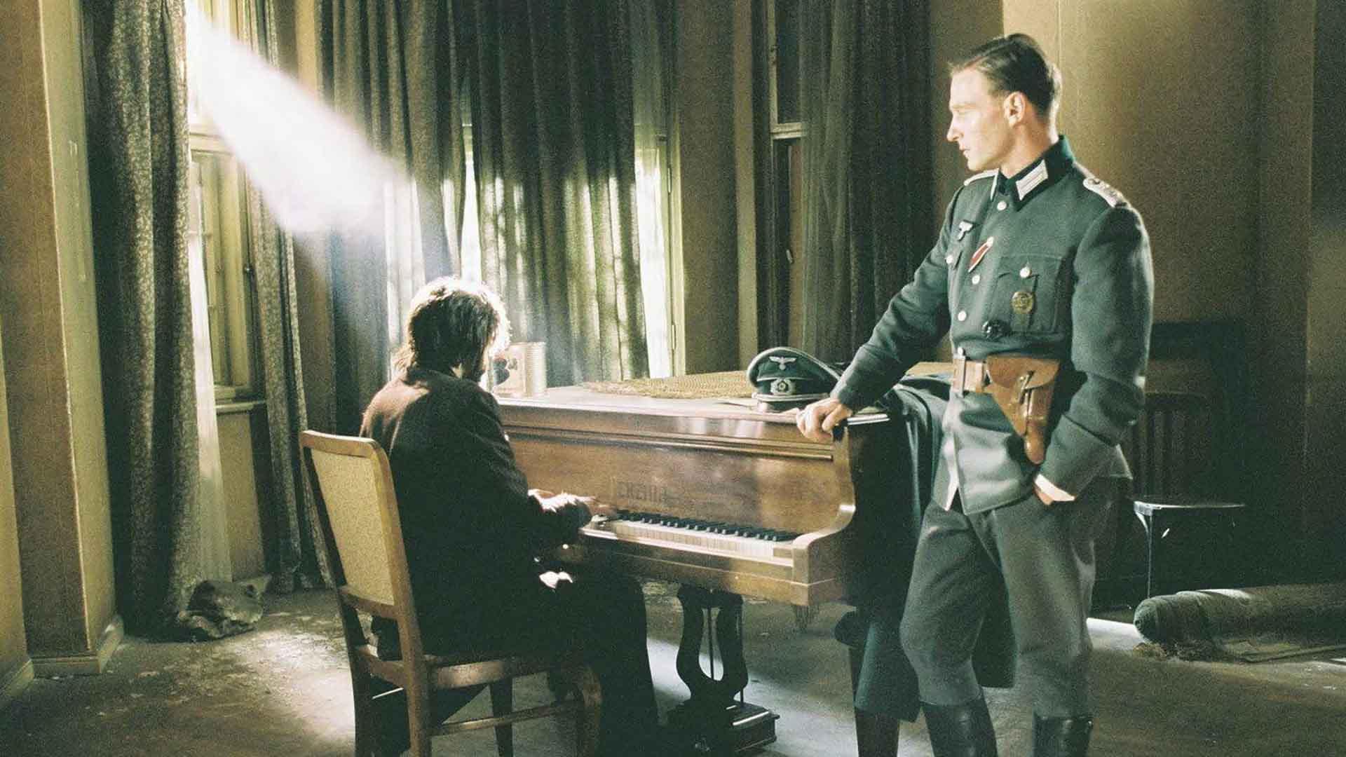 ولادگ و هوزنفلد در نمایی از فیلم پیانیست