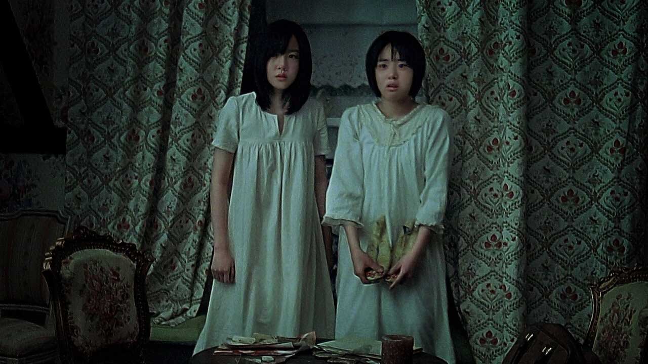 دو دختر ترسیده در یک فیلم ترسناک کره ای به اسم داستان دو خواهر