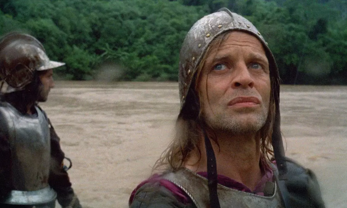 کلاوس کینسکی با کلاه‌خود در فیلم Aguirre, the Wrath of God