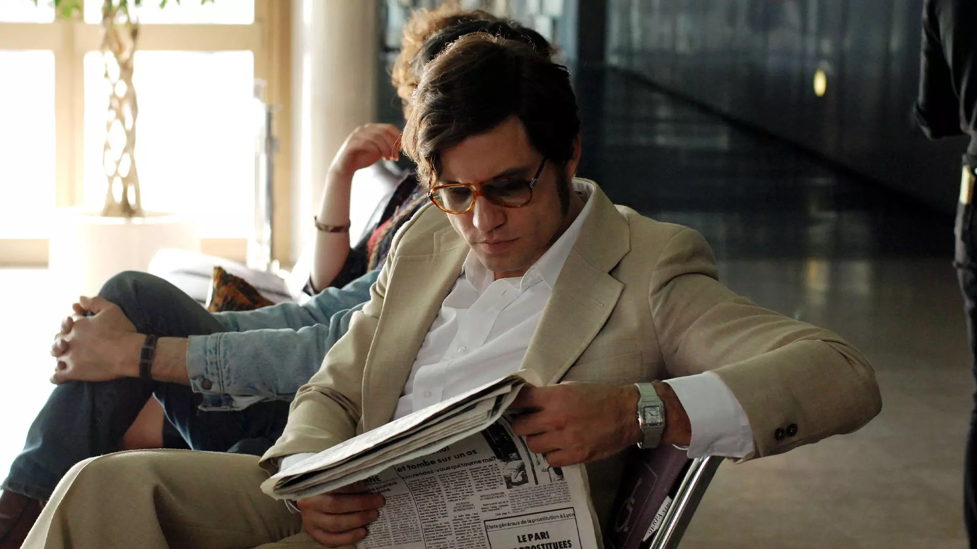 ادگار رامیرز درحال خواندن روزنامه در فیلم Carlos