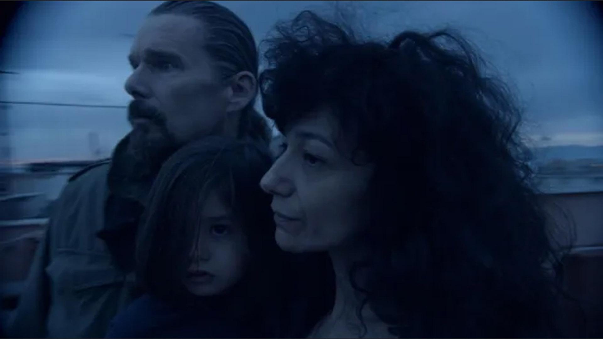 اتان هاوک و خانواده برادرش در نمایی از فیلم صفر و یک