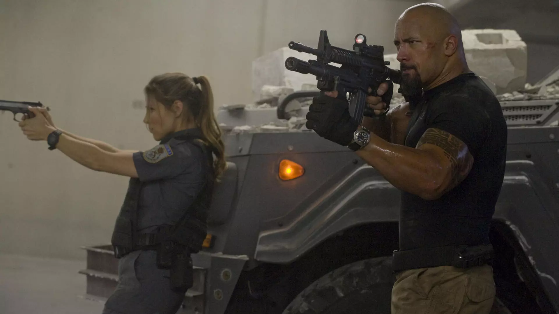 دواین جانسون به همراه یک اسلحه بزرگ در فیلم Fast & Furious 5: Rio Heist