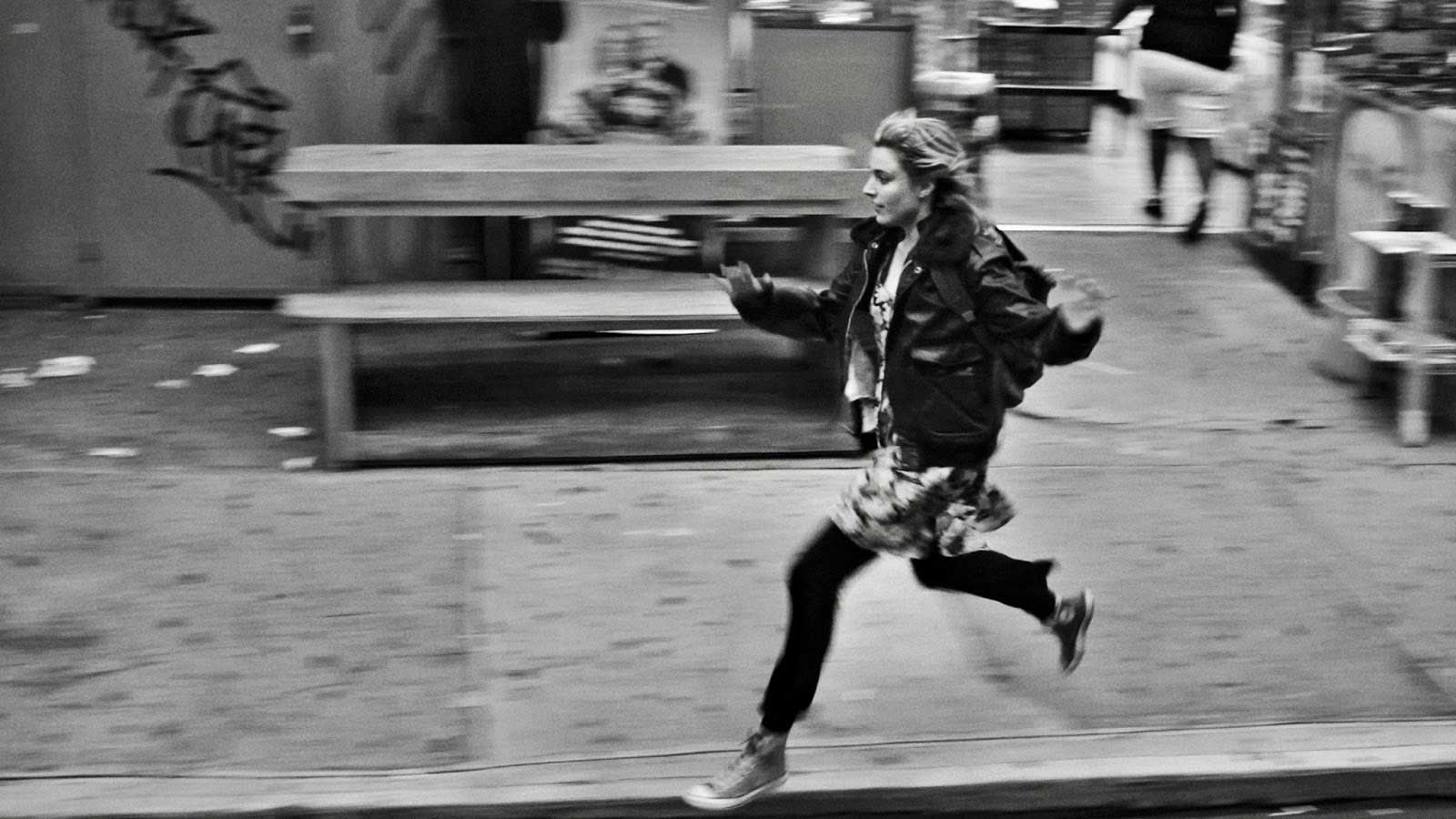 دویدن گرتا گرویگ در فیلم سیاه و سفید فرانسیس ها نوا بامباک