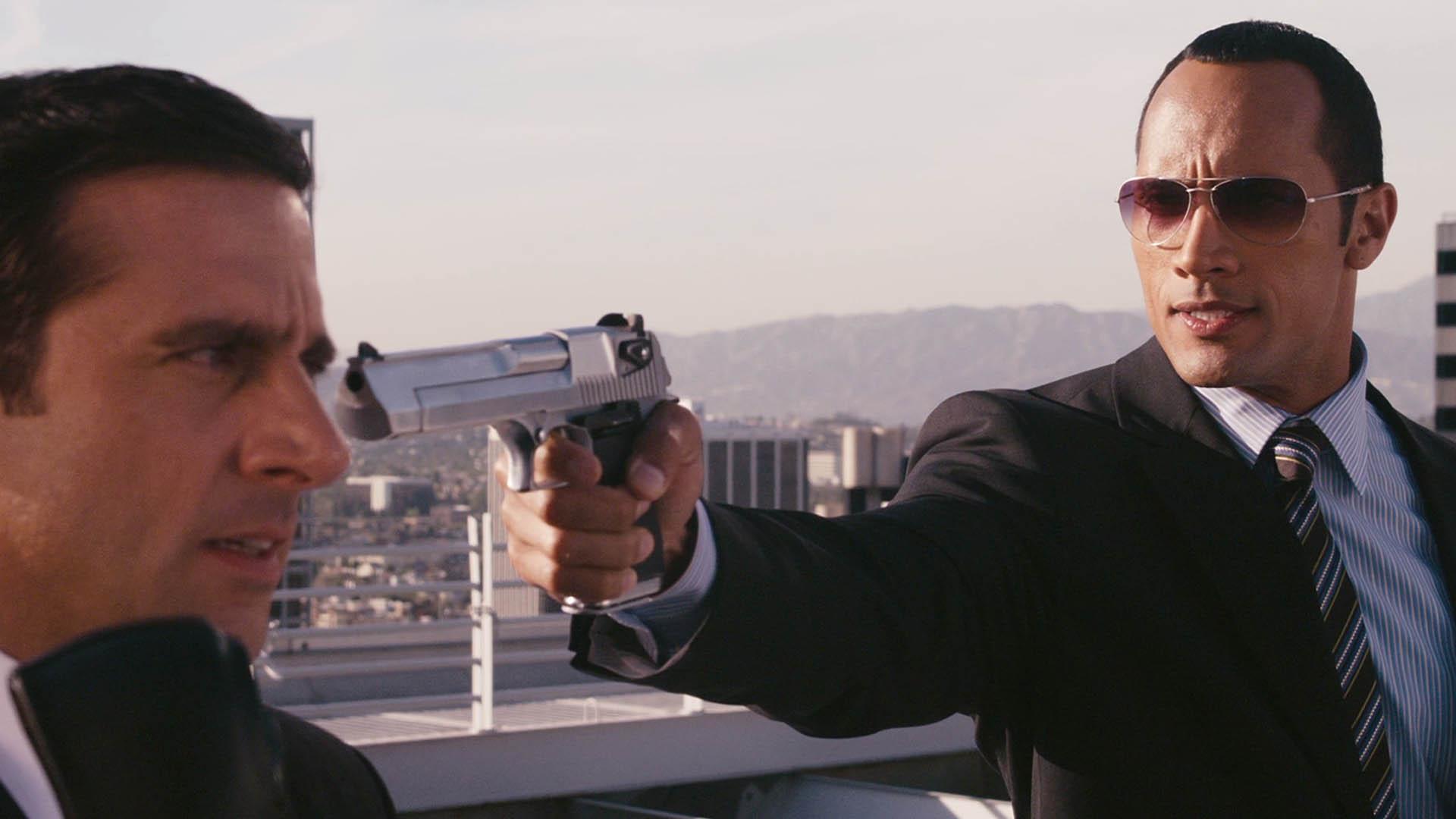 دواین جانسون در فیلم Get Smart روی سر استیو کارل اسلحه گرفته است