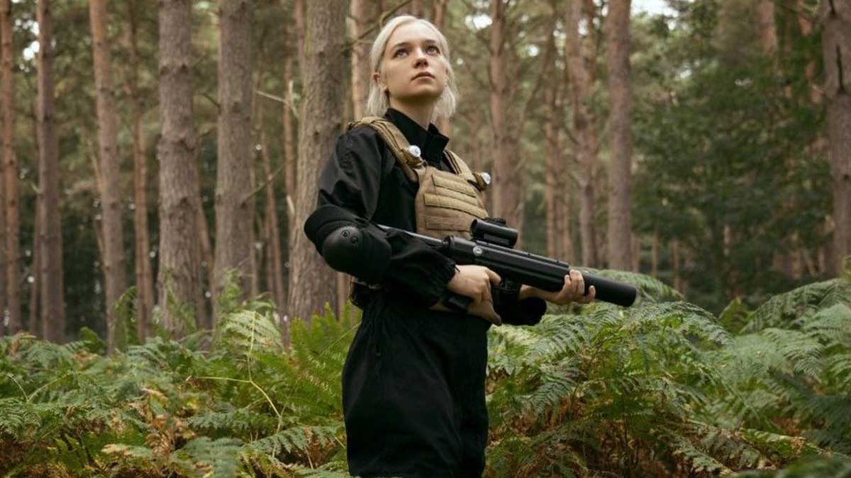 فصل سوم سریال هانا شبکه آنلاین آمازون پرایم ویدیو و دختر مسلح در محیط جنگلی