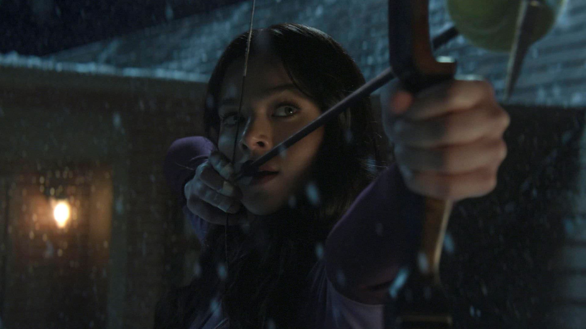 هیلی استاینفلد در نقش کیت بیشاپ در حال شلیک به سمت ناقوس در قسمت اول سریال Hawkeye