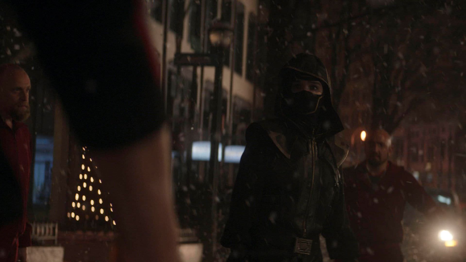 هیلی استاینفلد در نقش کیت بیشاپ با لباس رونین در محاصره اعضای ترک سویت مافیا در قسمت اول سریال Hawkeye