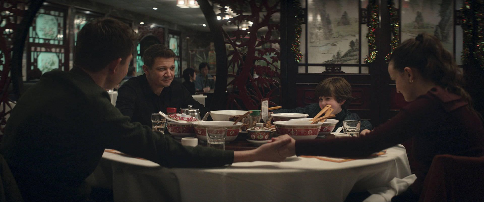 جرمی رنر در نقش کلینت بارتون در رستوران با فرزندانش در قسمت اول سریال Hawkeye