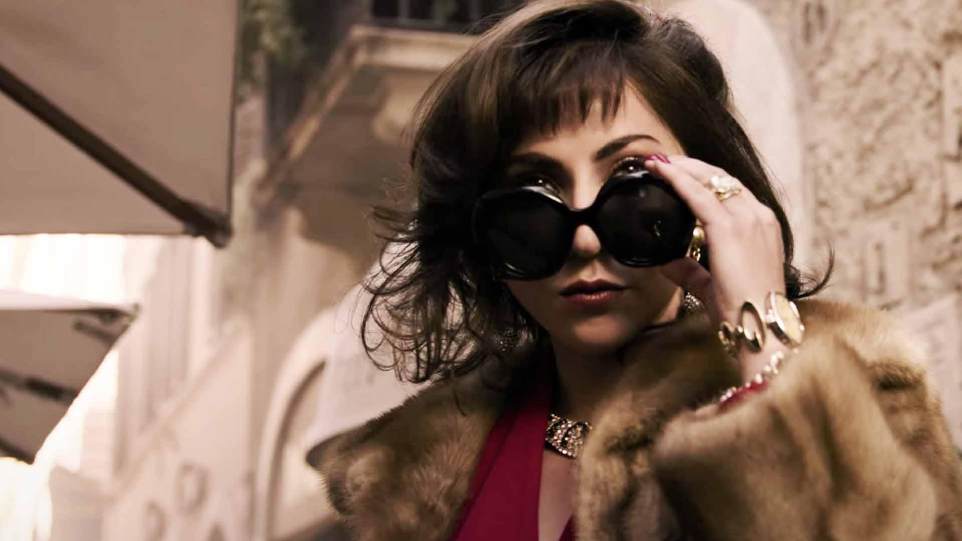 لیدی گاگا در حال برداشتن عینک دودی خود در فیلم House of Gucci