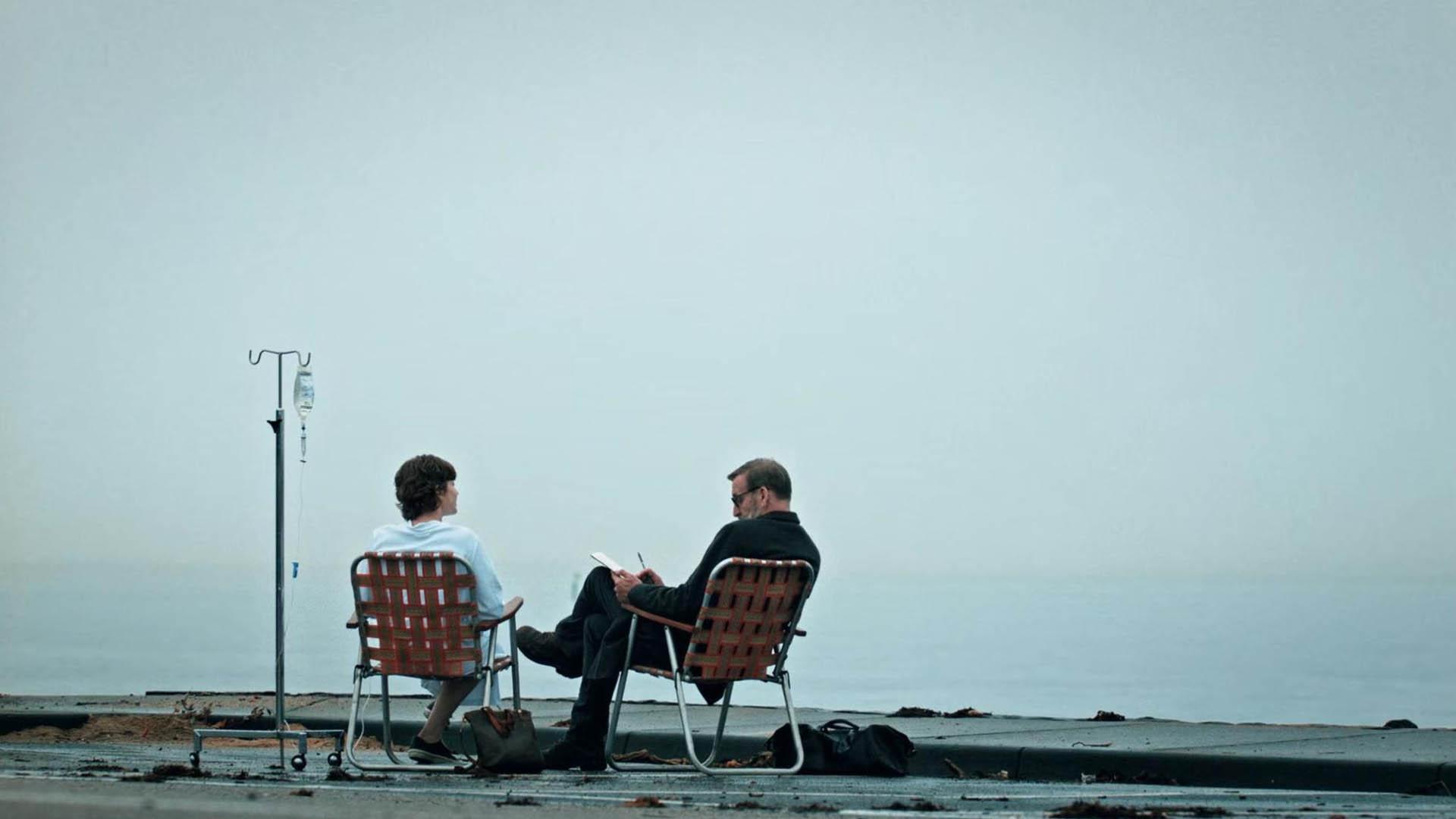 شخصیت‌های مت و نورا در حال صحبت کردن کنار دریا در سریال The leftovers