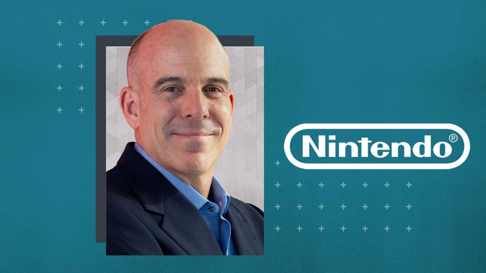 داگ بوزر، رئیس نینتندو آمریکا روی بک گراند آبی کنار لوگو شرکت Nintendo