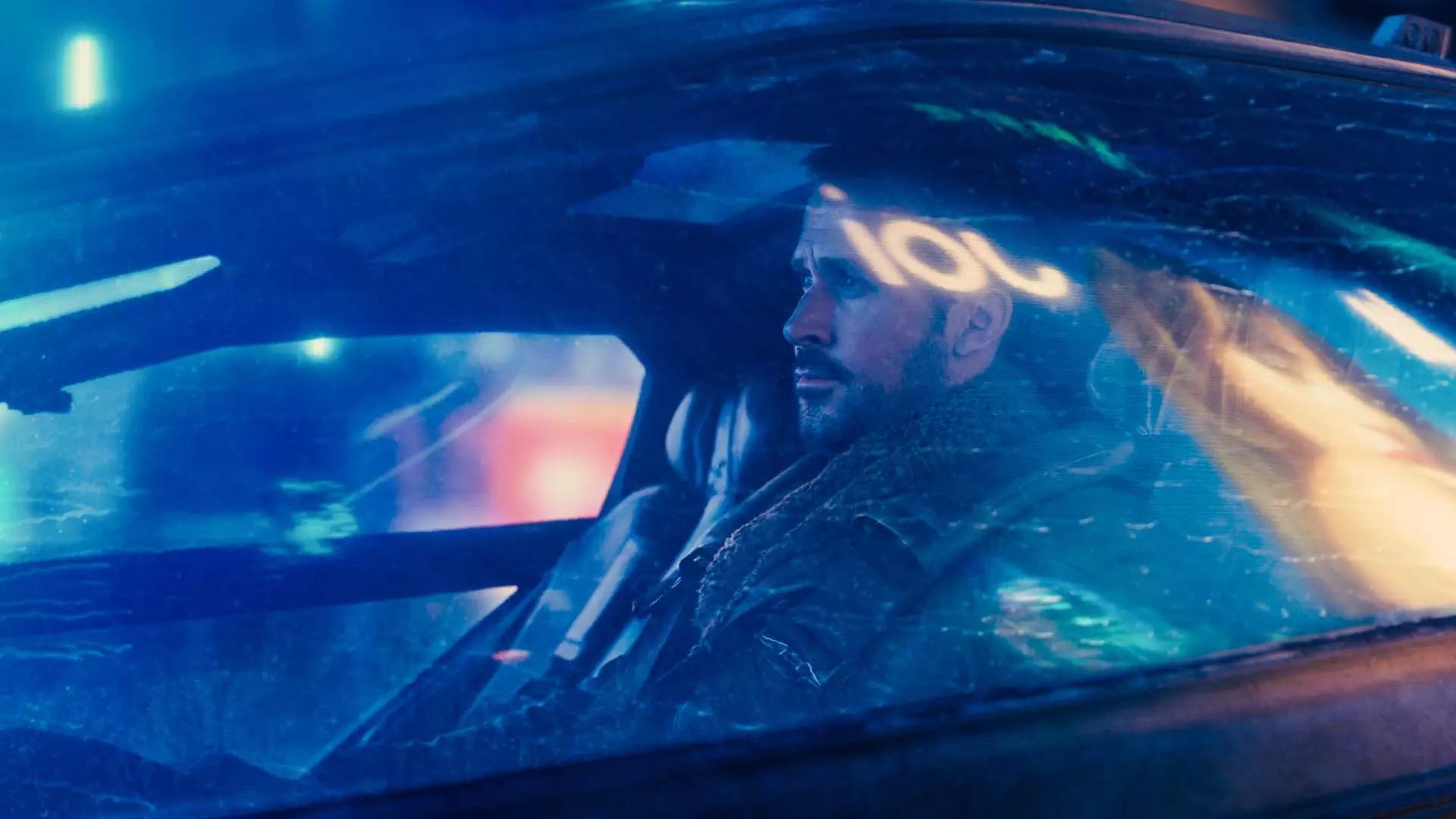 رایان گاسلینگ پشت فرمان ماشین خود در فیلم Blade Runner 2049