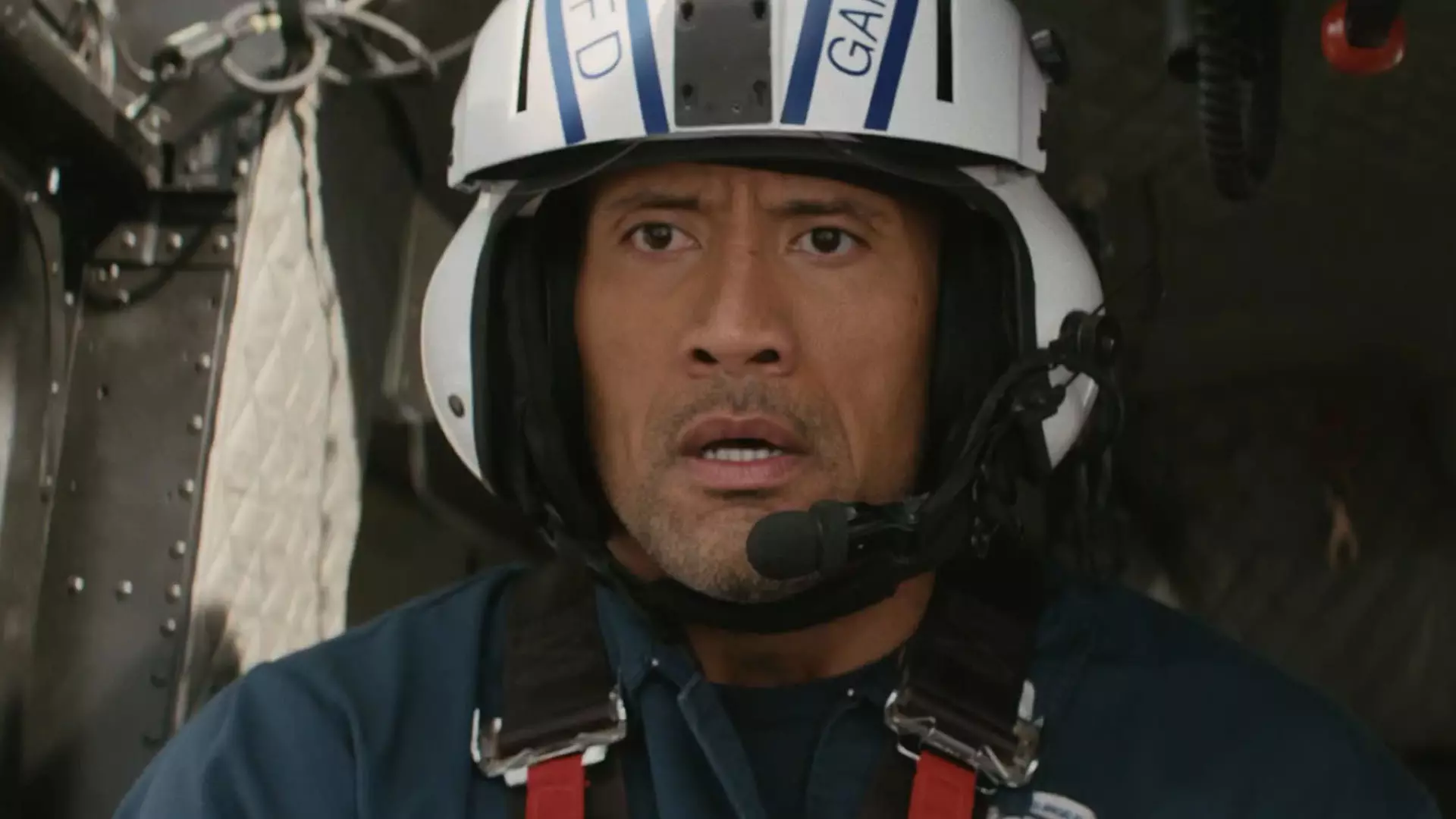 دواین جانسون در فیلم San Andreas کلاه خلبانی هلی کوپتر به سر دارد