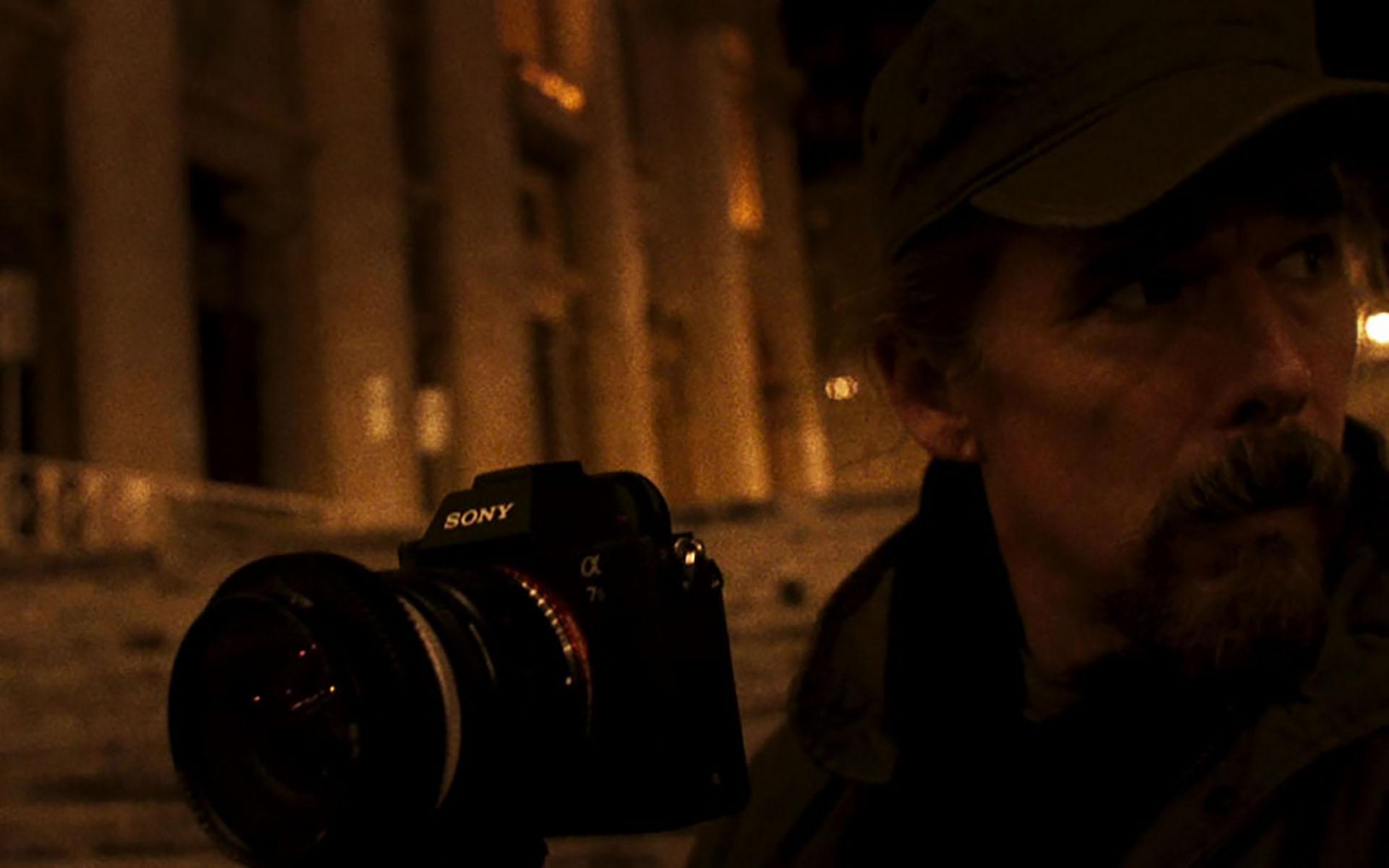 اتان هاوک در حال ثبت گزارش با دوربین سونی در نمایی از فیلم صفر و یک‌ها