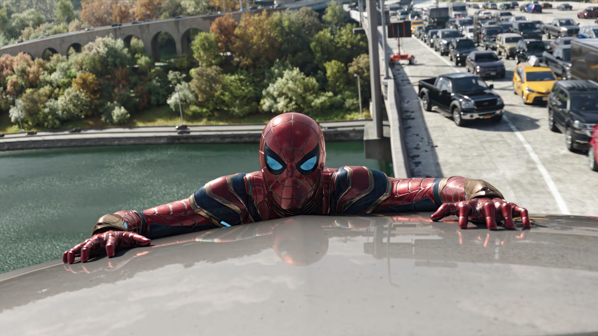 مرد عنکبوتی چسبیده به ماشین در فیلم Spider-Man: No Way Home 