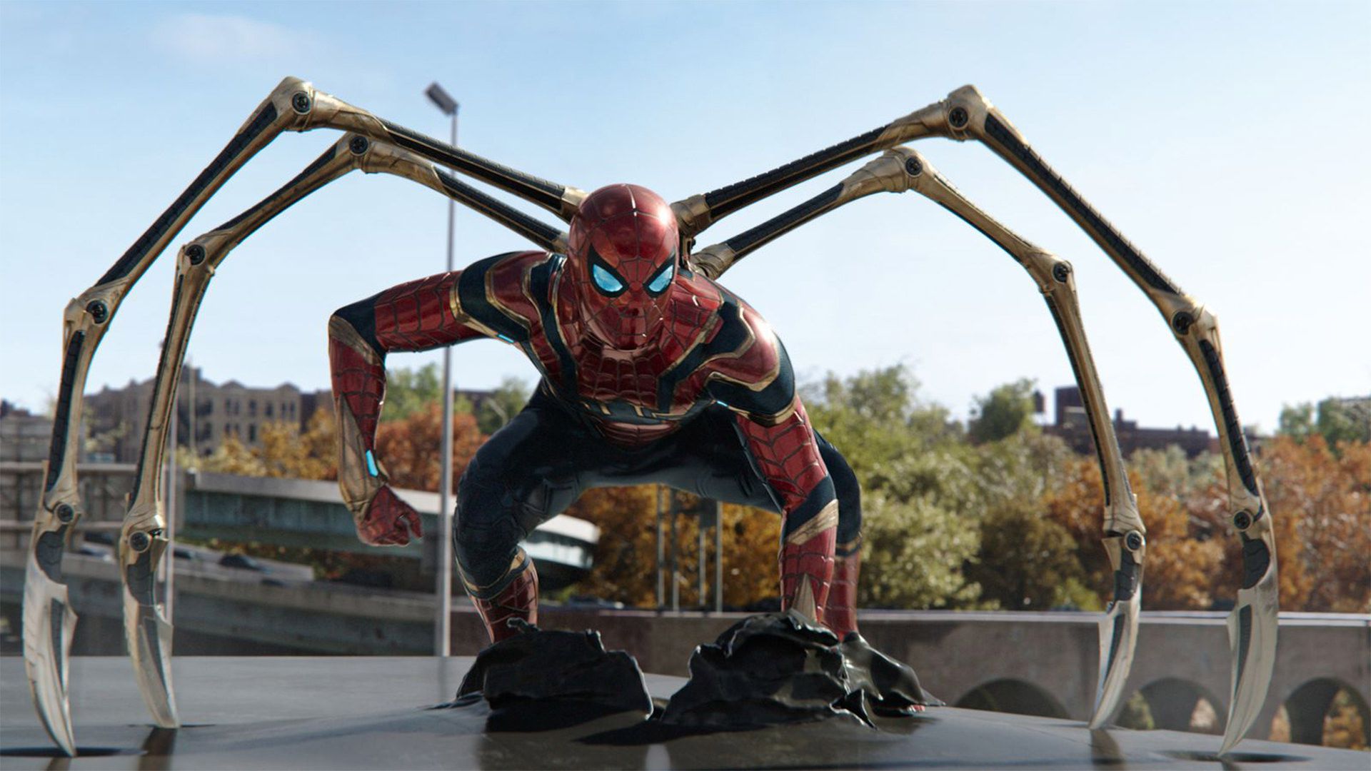 مرد عنکبوتی با لباس آیرون اسپایدر و شاخک‌های بیرون آمده در حال مبارزه با دکتر اختاپوس در فیلم Spider-Man: No Way Home