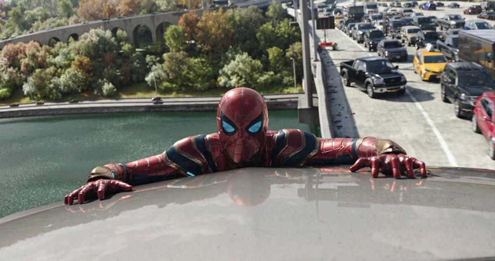تام هالند در نقش مرد عنکبوتی چسبیده به ماشین در مبارزه با دکتر اختاپوس روی پل در فیلم Spider-Man: No Way Home