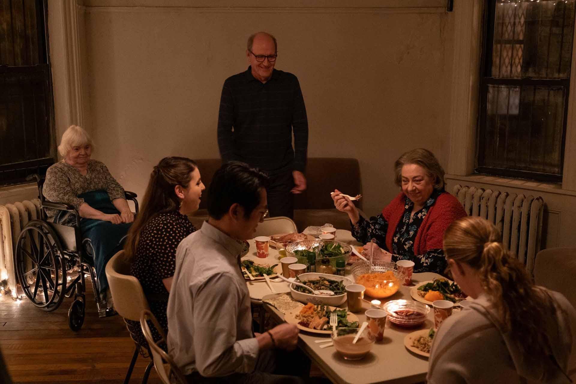 بریج و خانواده سر میز شام در فیلم انسان‌ها