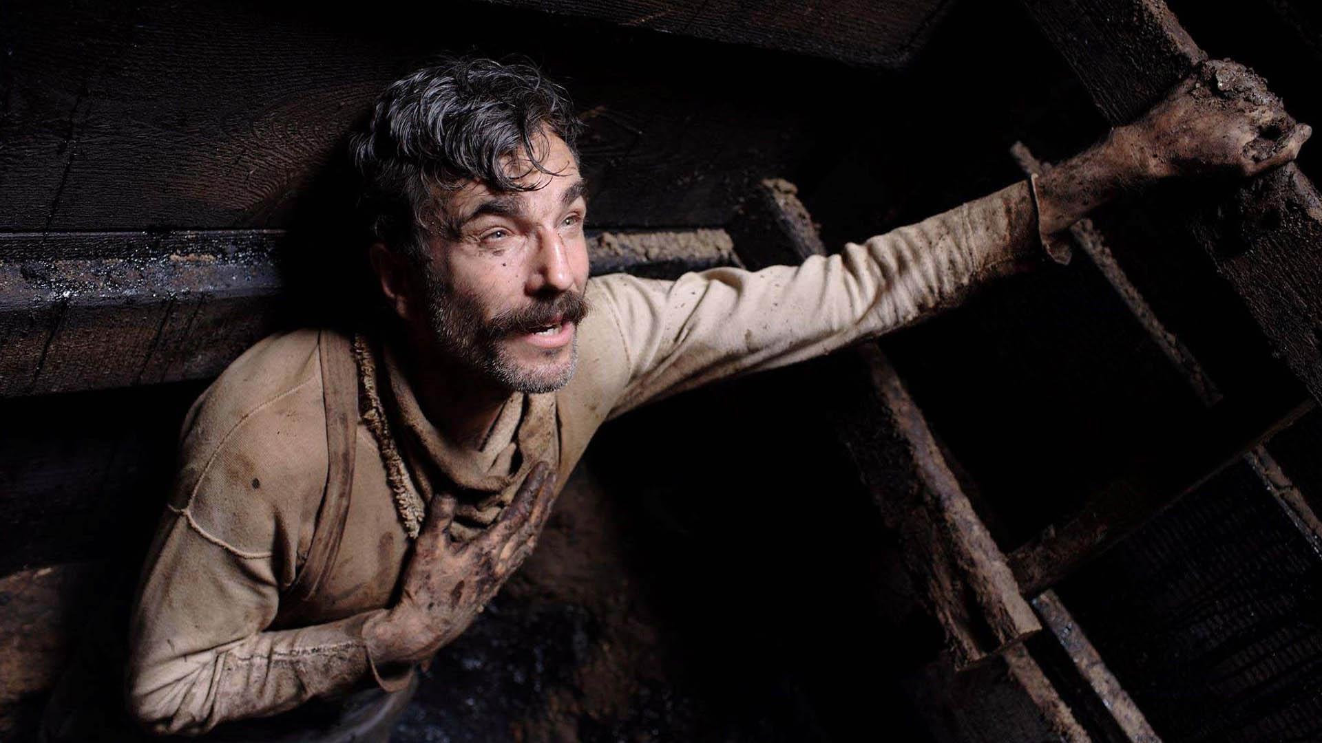 شخصیت دنیل پلین ویو با بازی دنیل دی لوئیس در چاه استخراج نفت در فیلم there will be blood