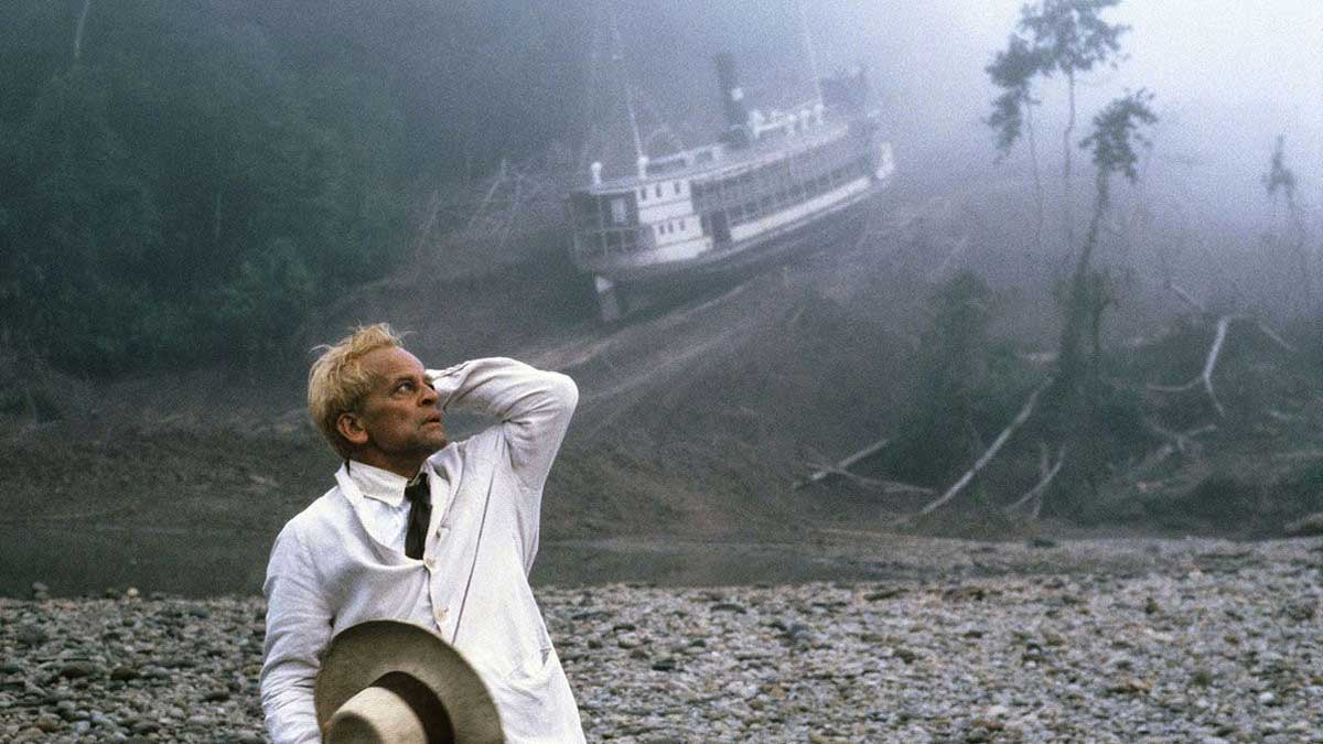 مرد با لباس سفید و کشتی در خشکی فیلم Fitzcarraldo