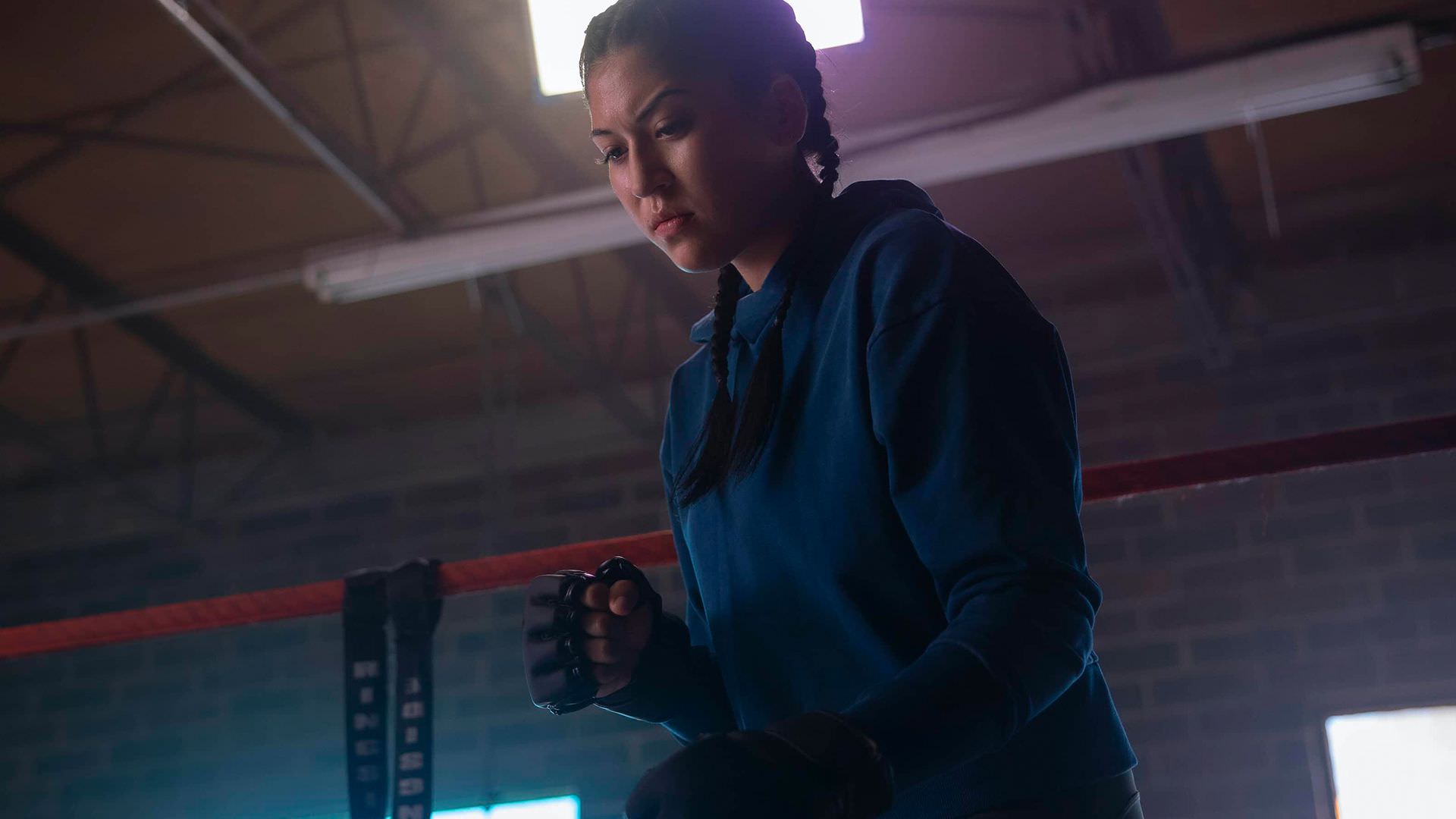 آلاکوآ کاکس در نقش مایا لوپز در حال تمرین در قسمت سوم سریال Hawkeye