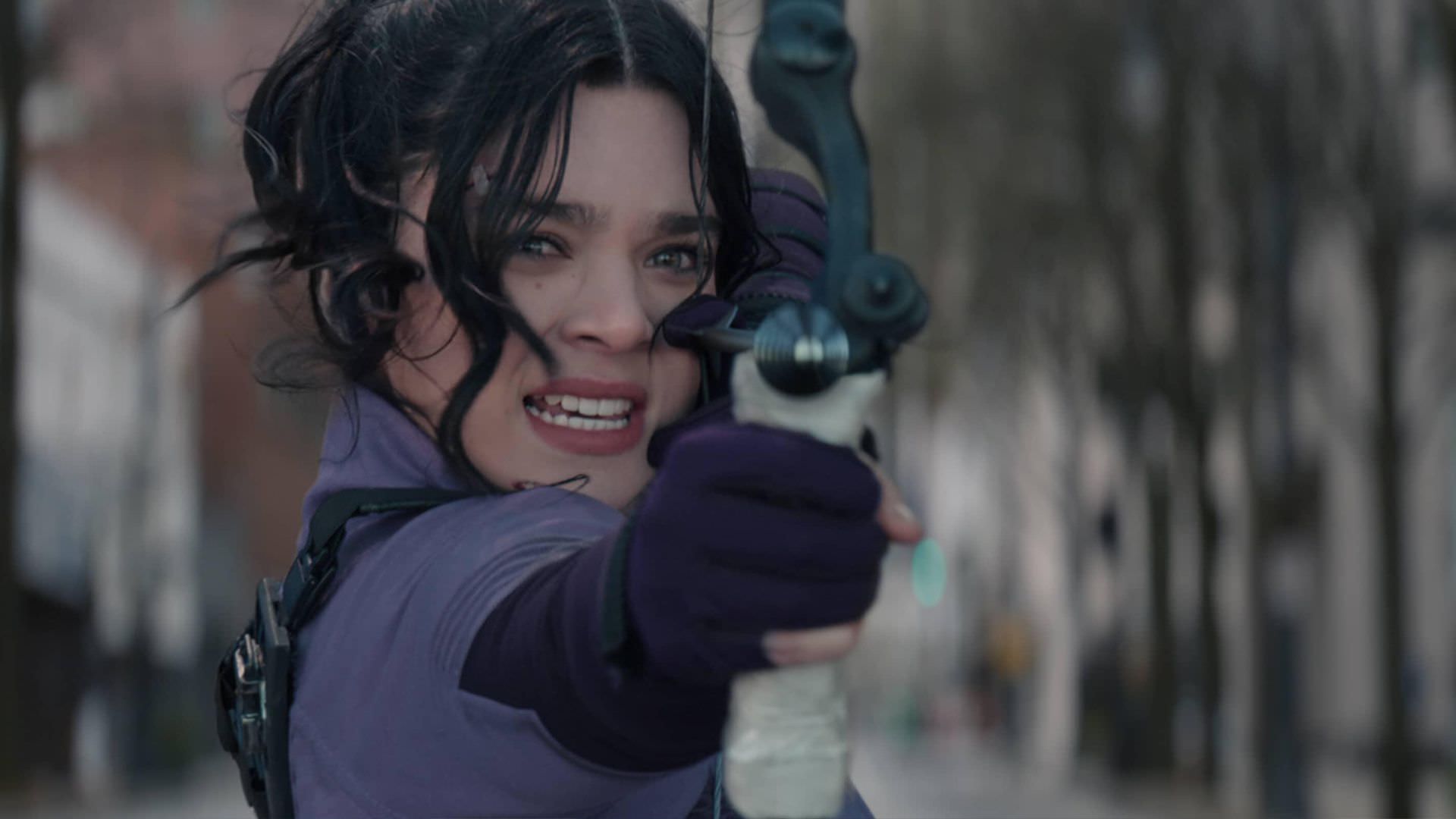 هیلی استاینفلد در نقش کیت بیشاپ در حال تیراندازی با تیروکمان در قسمت سوم سریال Hawkeye