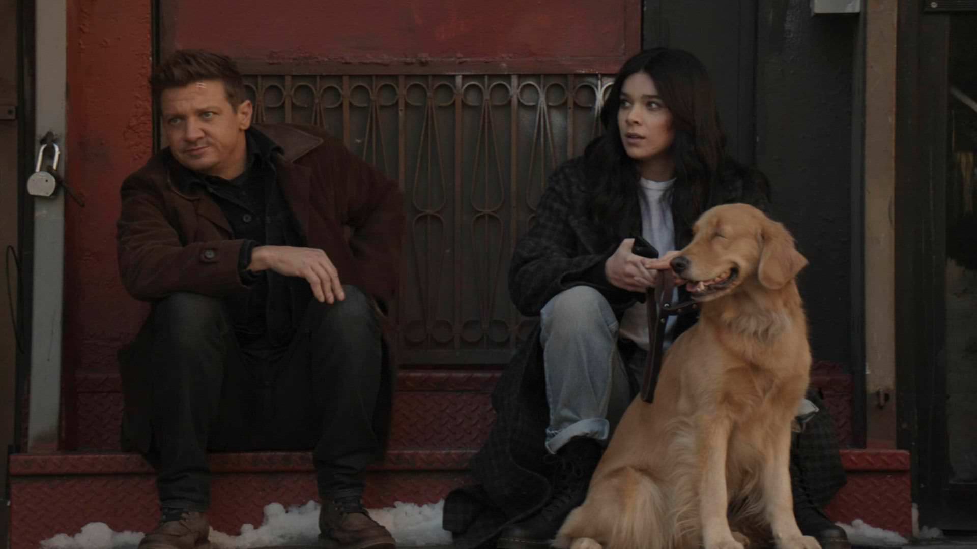 جرمی رنر در نقش کلینت بارتون و هیلی استاینفلد در نقش کیت بیشاپ به همراه سگ لاکی پیتزا در قسمت سوم سریال Hawkeye