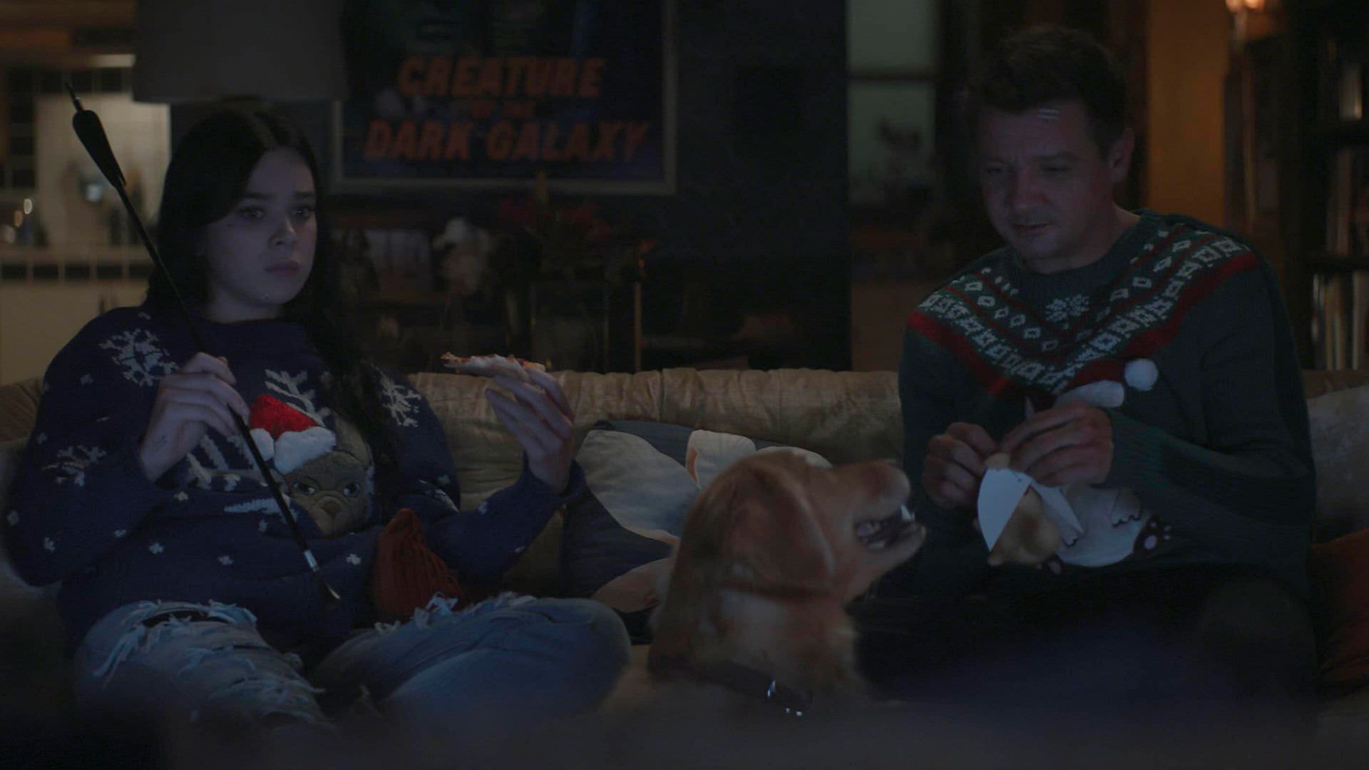 جرمی رنر در نقش کلینت بارتون و هیلی استاینفلد در نقش کیت بیشاپ در حال تماشا فیلم کریسمسی در قسمت چهارم سریال Hawkeye