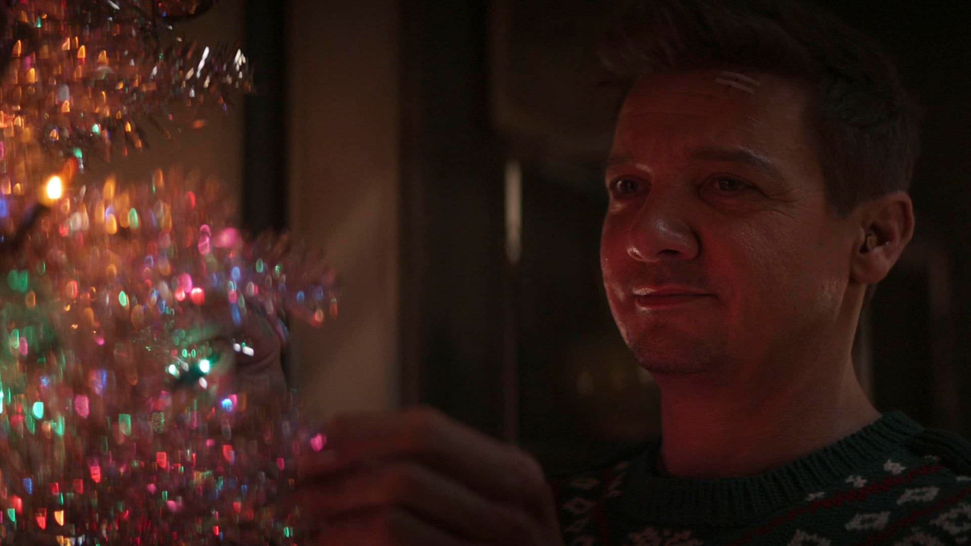 جرمی رنر در نقش کلینت بارتون در حال تزئین درخت کریسمس در قسمت چهارم سریال Hawkeye
