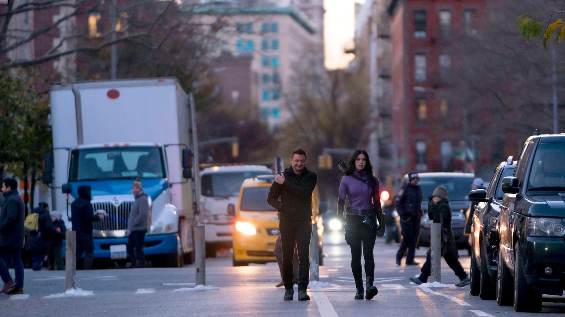 جرمی رنر در نقش کلینت بارتون و هیلی استاینفلد در نقش کیت بیشاپ در حال پیاده روی در خیابان در قسمت پنجم سریال Hawkeye