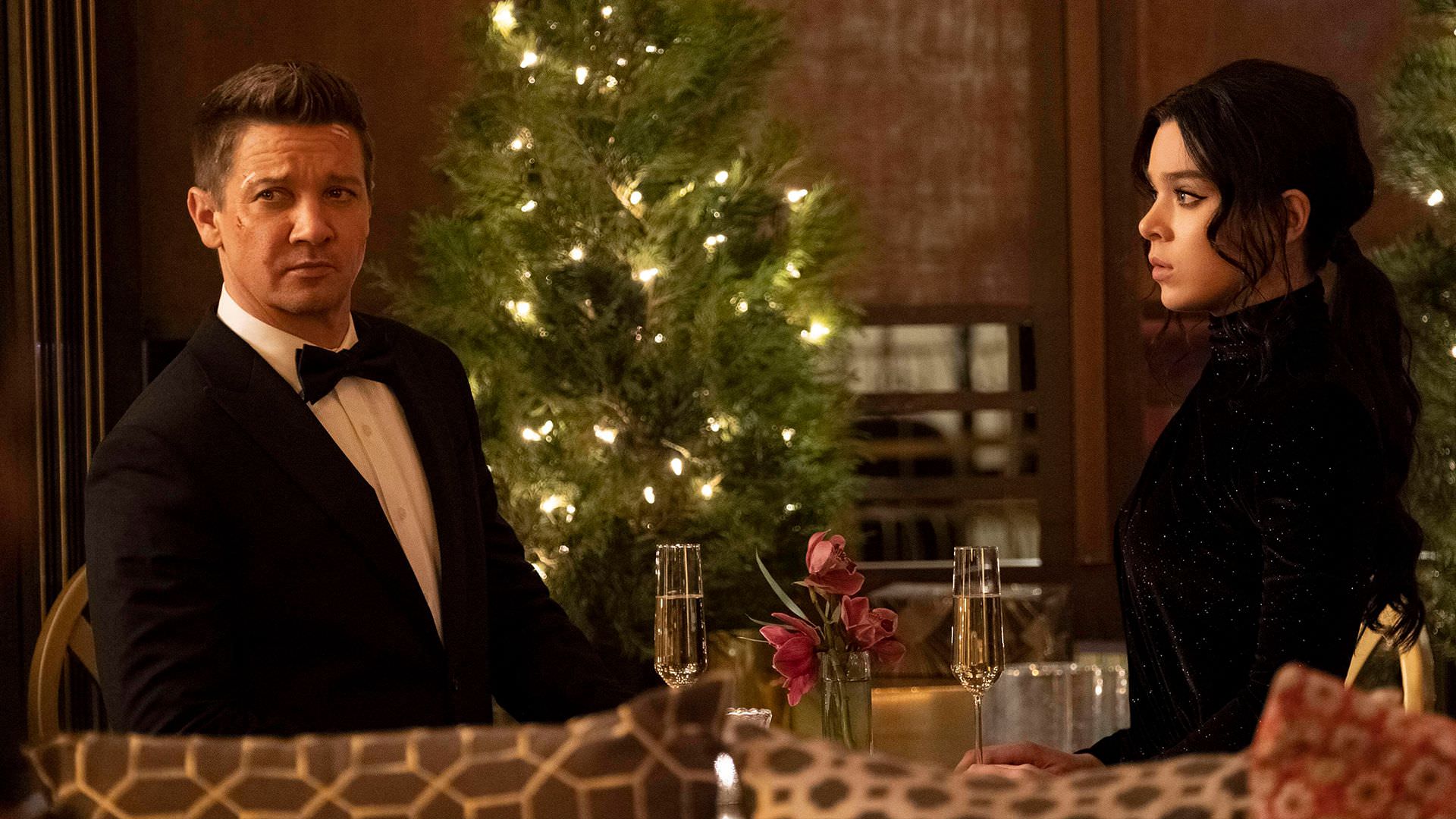 کلینت بارتون و کیت بیشاپ در مهمانی کریسمس در قسمت ششم سریال Hawkeye