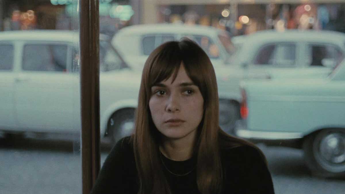 شخصیت زن با لباس سیاه و ماشین ها در فیلم فرانسوی Love in the Afternoon، محصول سال ۱۹۷۲ میلادی