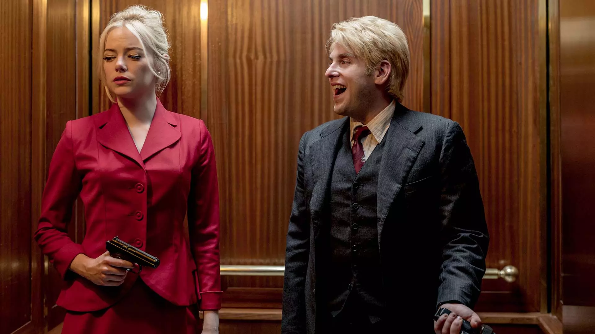 اما استون و جوناه هیل در آسانسور در مینی سریال Maniac